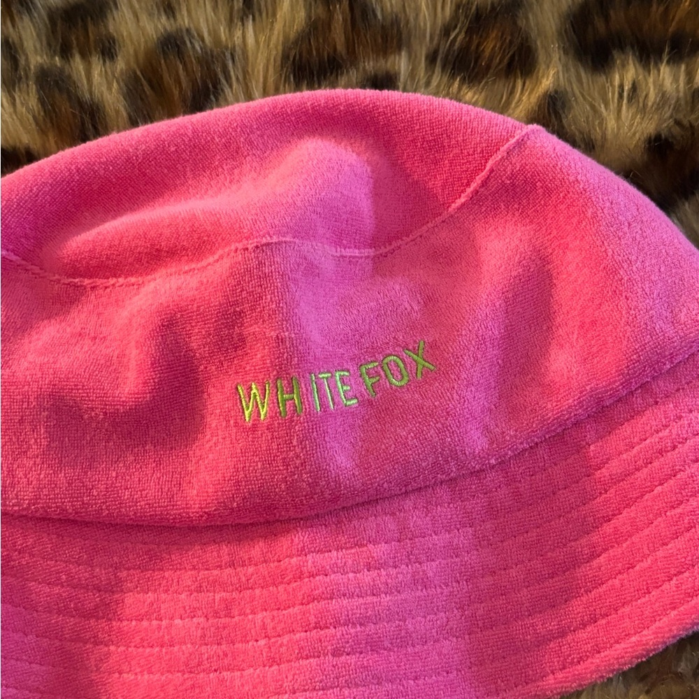 WHITE-FOX BUCKET HAT